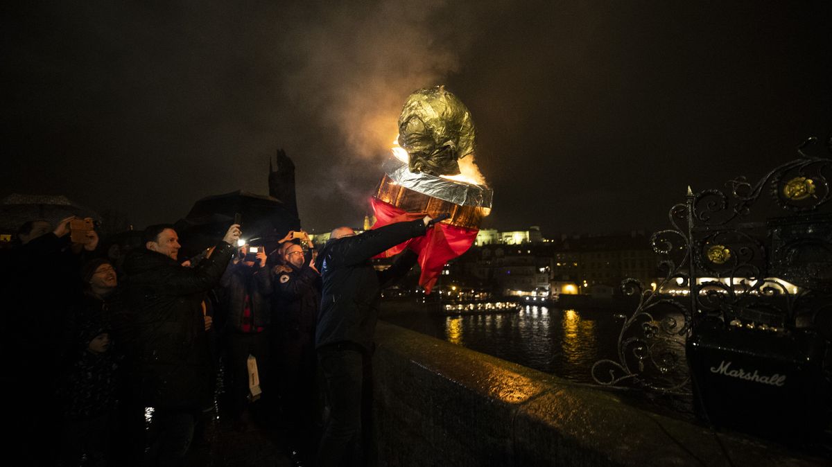 Obrazem: Z Hradu vynesli bustu Zemana, zapálenou ji hodili do Vltavy